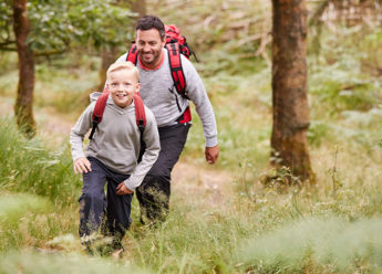 garçcon-père-randonnée