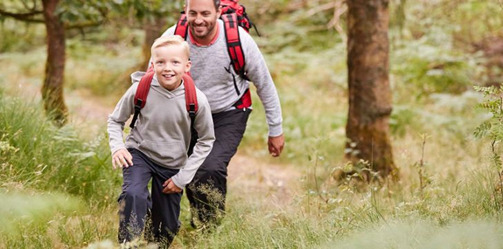 garçcon-père-randonnée