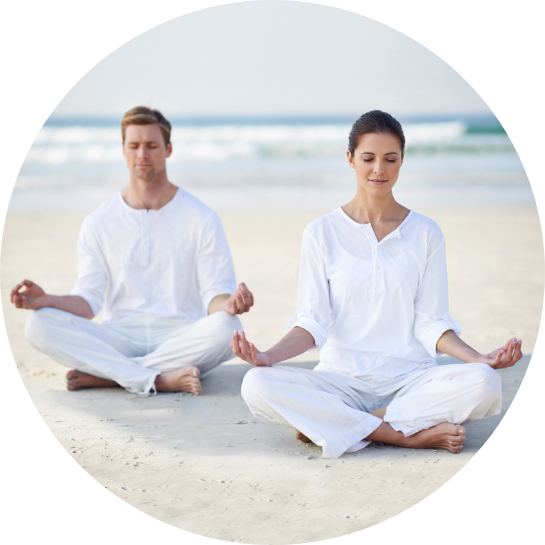 femme-homme-récupération-yoga-plage